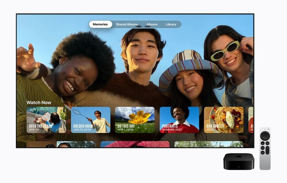 Nová Apple TV 4K s ovladačem Siri Remote vedle televize, na které běží aplikace Fotky se vzpomínkami a skupinou přátel na snímku