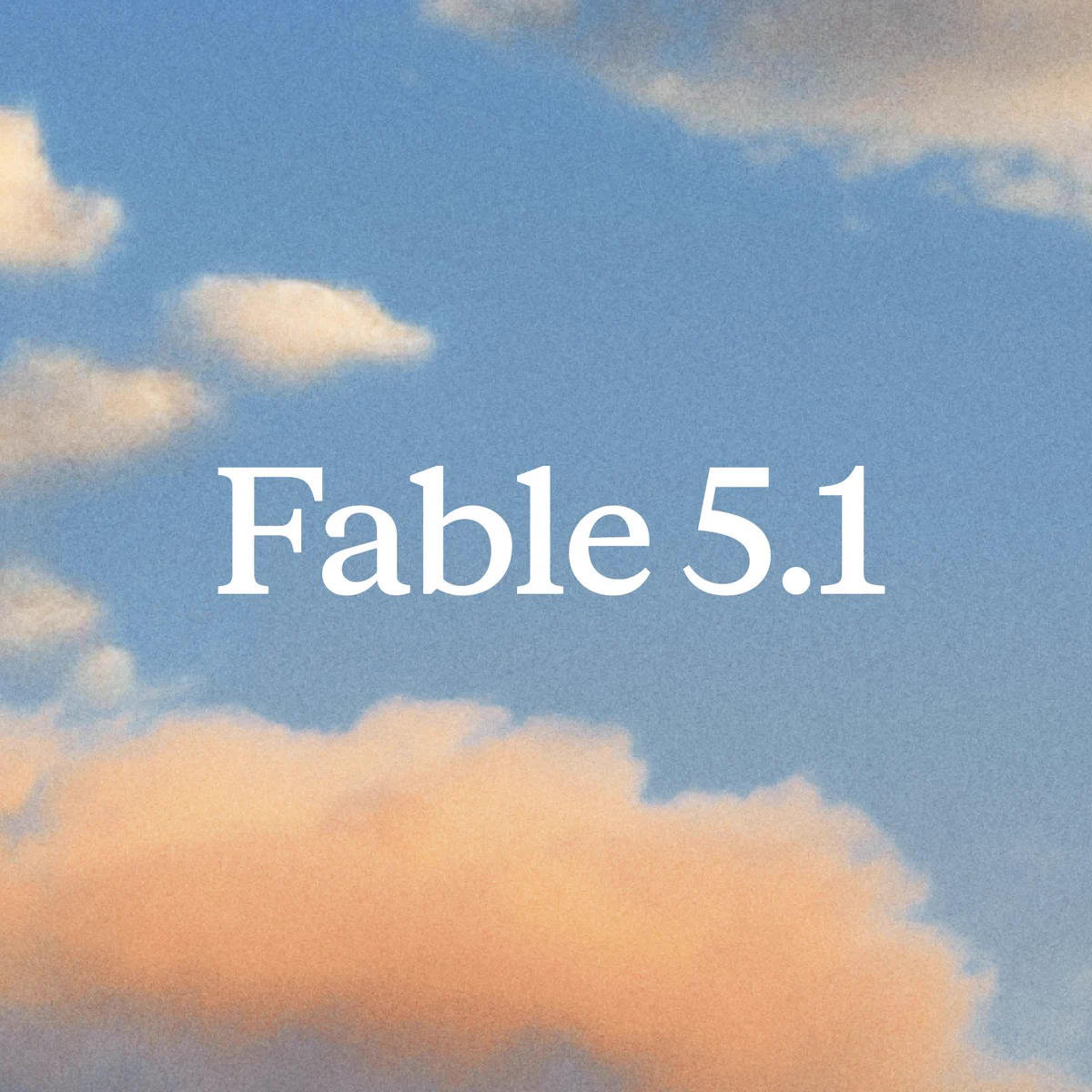 Oficiální vizuál Anthropicu ke Claude Fable 5.1: nápis Fable 5.1 bílým patkovým písmem na fotografii modré oblohy s narůžovělými oblaky.